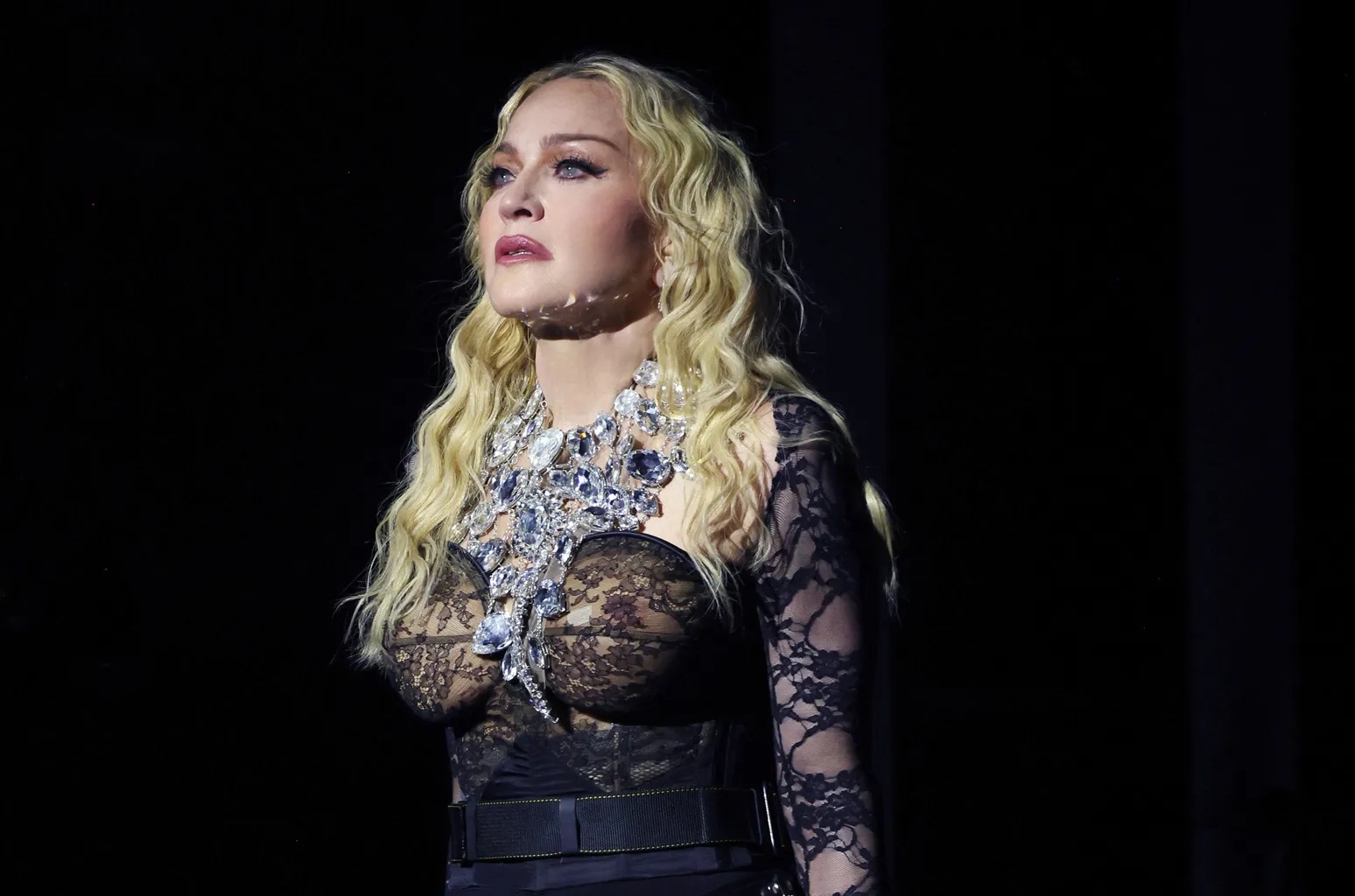 Madonna durante el Celebration Tour con un vestido de encaje negro y un collar brillante, en una de sus últimas presentaciones en vivo.