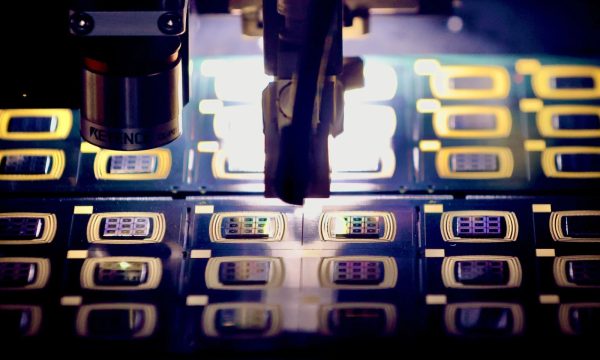 Fabricación de semiconductores en laboratorio tecnológico, con enfoque en chips electrónicos y cadenas de suministro globales.