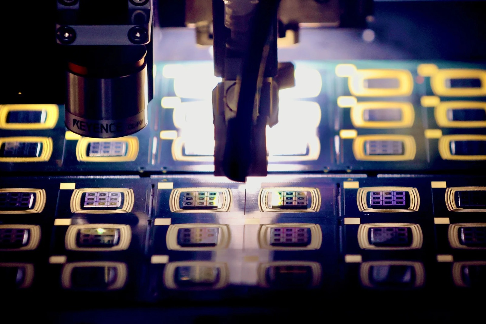 Fabricación de semiconductores en laboratorio tecnológico, con enfoque en chips electrónicos y cadenas de suministro globales.