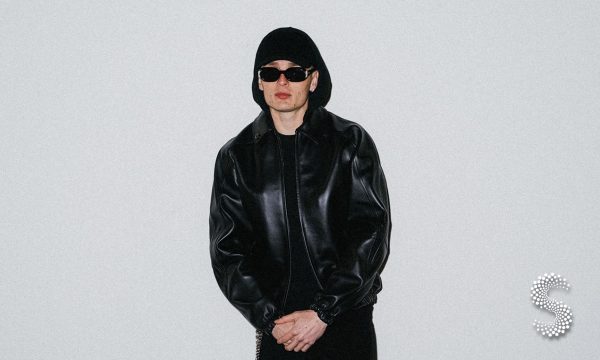 Peso Pluma con chaqueta de cuero negro tras ser nombrado embajador de la Semana de la Moda de Nueva York 2025