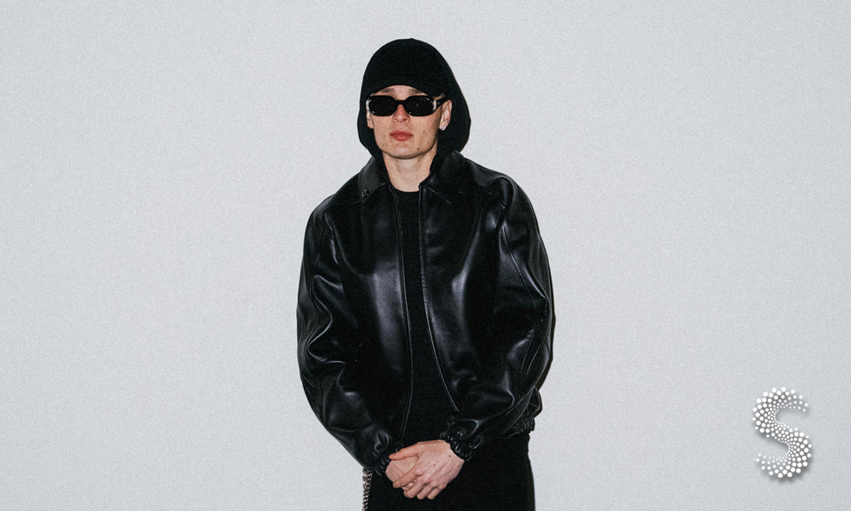 Peso Pluma con chaqueta de cuero negro tras ser nombrado embajador de la Semana de la Moda de Nueva York 2025