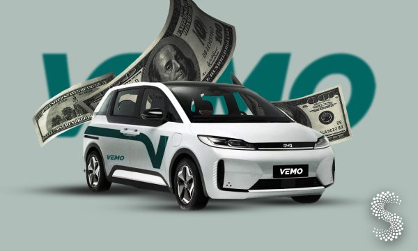 Vehículo eléctrico de VEMO con billetes de dólar al fondo, representando la inversión de 250 millones de dólares liderada por Vision Ridge Partners para impulsar la movilidad eléctrica en México.
