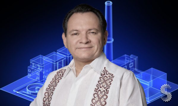 Joaquín Díaz Mena promueve proyectos industriales en Yucatán.