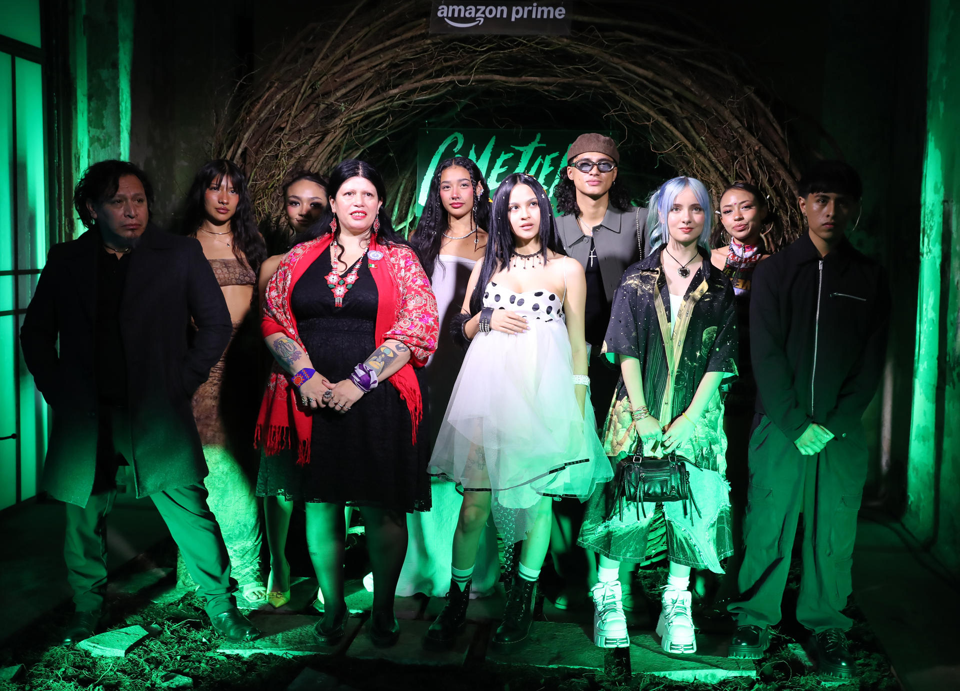 MEX6566. CIUDAD DE MÉXICO (MÉXICO), 24/10/2025.- El elenco de la serie 'Cometierra' posan durante una alfombra roja este jueves, en Ciudad de México (México). Cometierra, la serie inspirada en la novela homónima de la escritora argentina Dolores Reyes, en la que una estudiante tiene visiones adquiridas por sufrir acoso escolar que le permiten resolver el caso de la desaparición de su maestra, encarnada por la mexicana Yalitza Aparicio, será lanzará el próximo 31 de octubre por Amazon Prime Video.