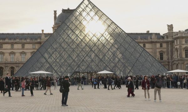 FOTODELDÍA PARÍS, 22/10/2025.-Este miércoles el museo del Louvre de París, el más visitado del mundo, abrió sus puertas de nuevo, tras el robo de joyas que sufrió el domingo y que le obligó a cerrar las puertas a los visitantes. Las puertas del museo abrieron a las 9.00, como es habitual, en un momento en que cientos de personas estaban ya haciendo cola en el acceso de la pirámide. El Louvre había puntualizado el martes que esa apertura no sería completa, ya que la Galería de Apolo en la que se produjo el robo permanecerá cerrada "un cierto tiempo".-
