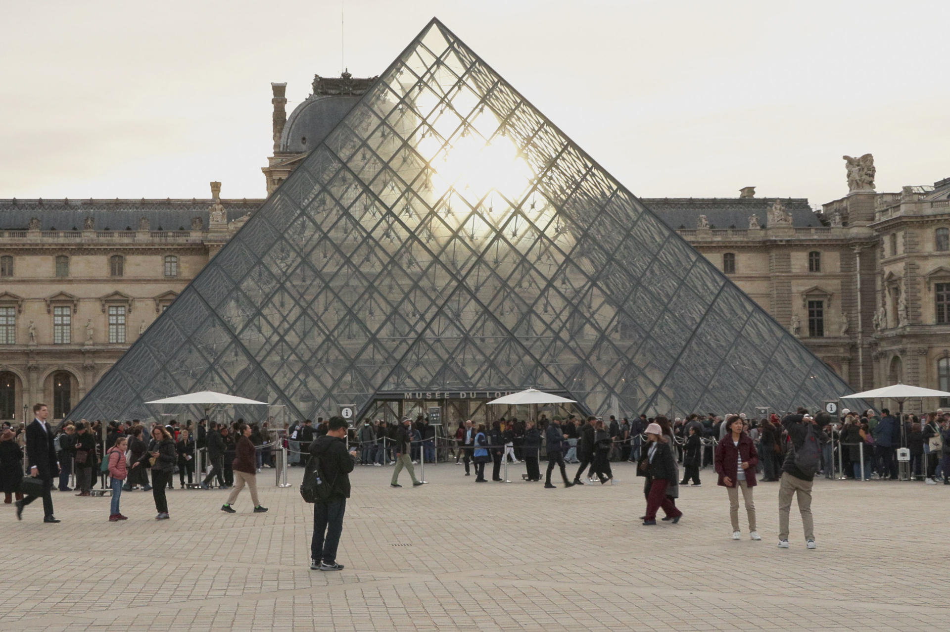 FOTODELDÍA PARÍS, 22/10/2025.-Este miércoles el museo del Louvre de París, el más visitado del mundo, abrió sus puertas de nuevo, tras el robo de joyas que sufrió el domingo y que le obligó a cerrar las puertas a los visitantes. Las puertas del museo abrieron a las 9.00, como es habitual, en un momento en que cientos de personas estaban ya haciendo cola en el acceso de la pirámide. El Louvre había puntualizado el martes que esa apertura no sería completa, ya que la Galería de Apolo en la que se produjo el robo permanecerá cerrada "un cierto tiempo".-