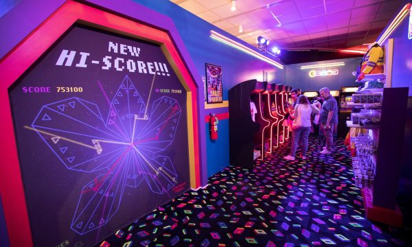 EA3334. BOGOTÁ (COLOMBIA), 23/10/2025.- Fotografía de archivo del 26 de octubre de 2022 de personas visitando la tienda 'Stranger Things', en Florida (Estados unidos). El final de dos horas de duración de la aclamada serie 'Stranger Things' se estrenará de manera simultánea en cines y en Netflix, siendo la primera vez en la historia que un episodio de una serie se proyecta en la gran pantalla, anunció este jueves la plataforma. EFE/ Cristobal Herrera-ulashkevich ARCHIVO