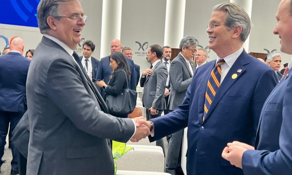 GYEONGJU (COREA DEL SUR) 31/10/2025.- El secretario de Economía mexicano, Marcelo Ebrard, saluda al secretario estadounidense del Tesoro, Scott Bessent, en el marco de la apertura de la cumbre de líderes del Foro de Cooperación Económica Asia-Pacífico (APEC), que se celebra en la localidad surcoreana de Gyeongju.