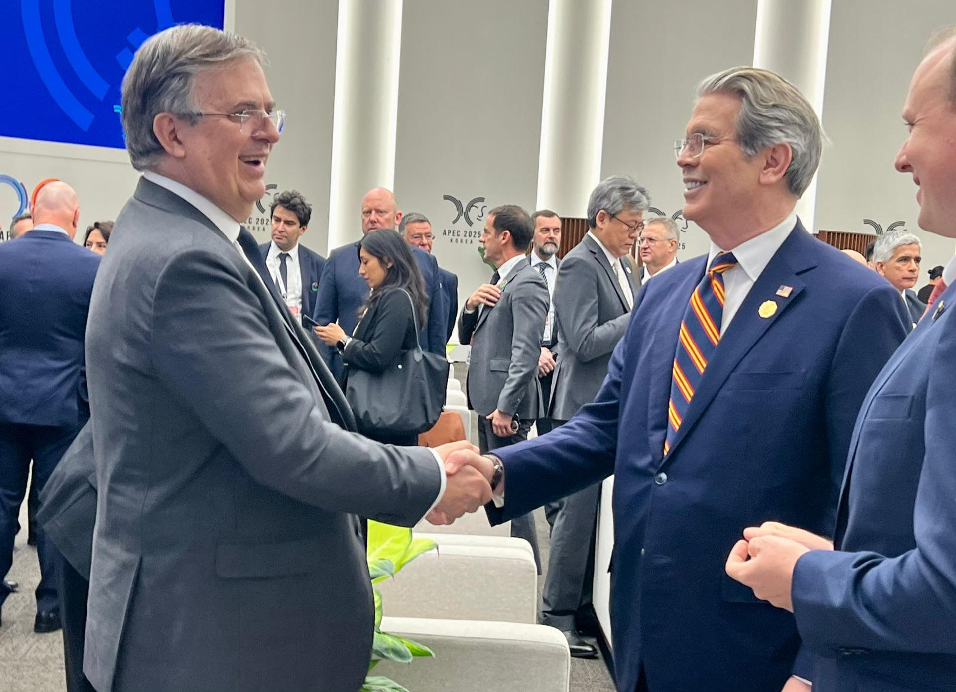 GYEONGJU (COREA DEL SUR) 31/10/2025.- El secretario de Economía mexicano, Marcelo Ebrard, saluda al secretario estadounidense del Tesoro, Scott Bessent, en el marco de la apertura de la cumbre de líderes del Foro de Cooperación Económica Asia-Pacífico (APEC), que se celebra en la localidad surcoreana de Gyeongju.