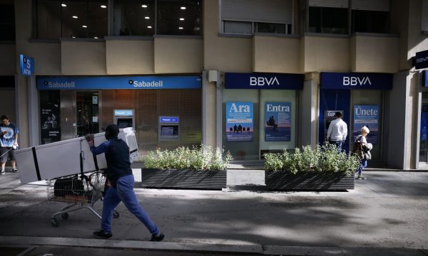 Fachadas del Banco Sabadell y del BBVA en una calle de Barcelona.