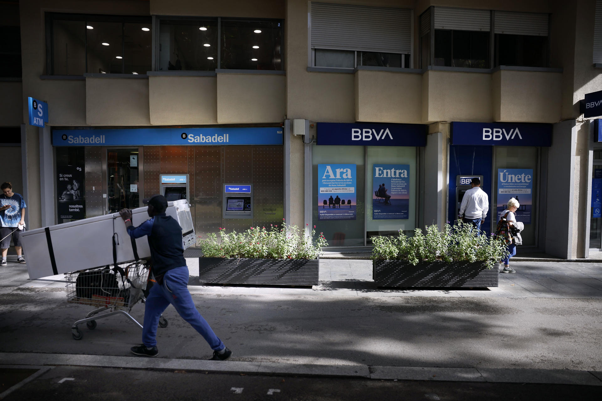Fachadas del Banco Sabadell y del BBVA en una calle de Barcelona.