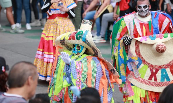 MEX6024. CIUDAD DE MÉXICO (MÉXICO), 18/10/2025.- Personas disfrazadas participan en el desfile de alebrijes este sábado, en Ciudad de México (México). La capital mexicana inició las festividades del Día de Muertos con un colorido desfile de alebrijes, figuras artesanales de animales fantásticos con gran protagonismo en esta celebración.