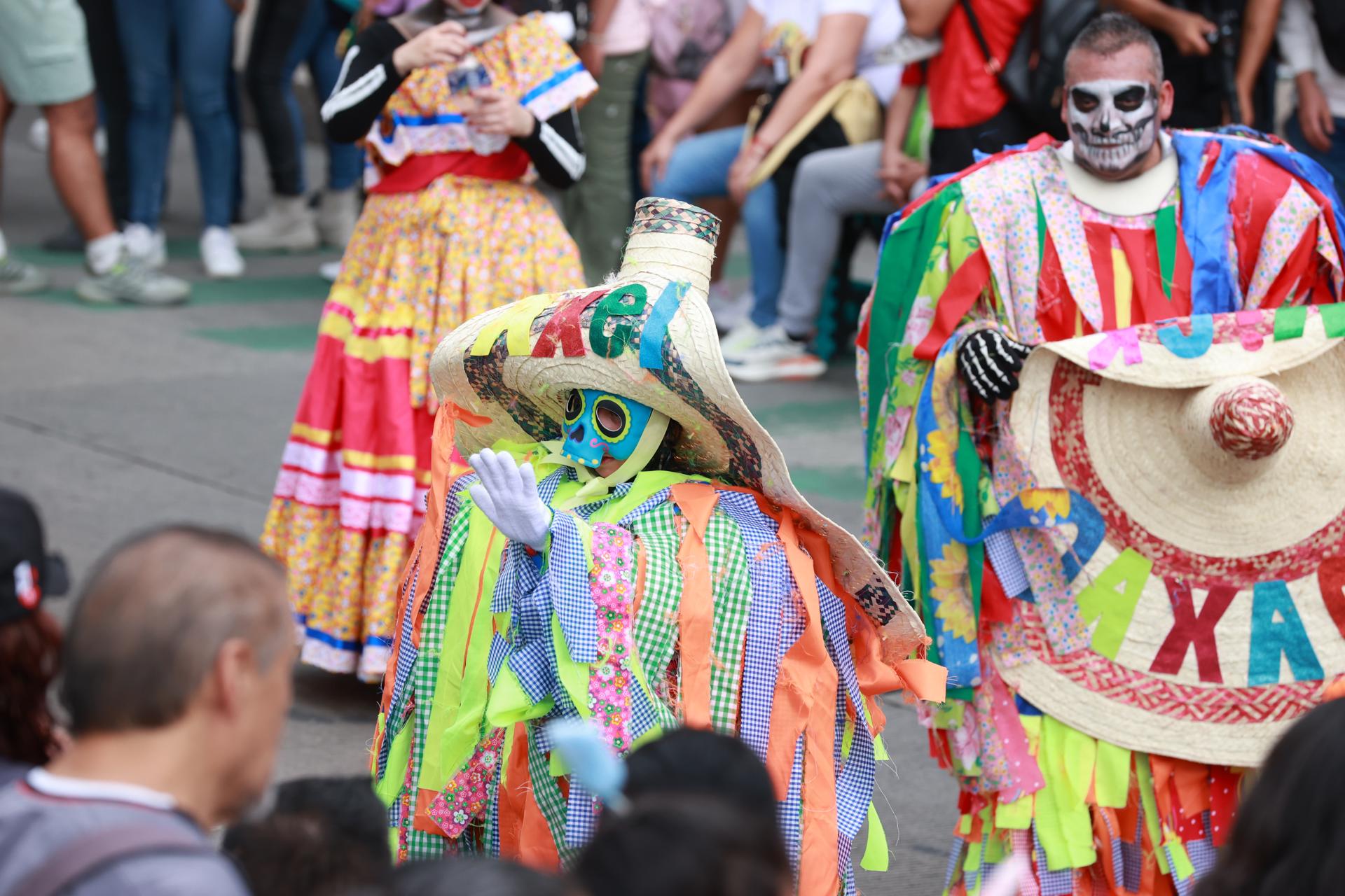 MEX6024. CIUDAD DE MÉXICO (MÉXICO), 18/10/2025.- Personas disfrazadas participan en el desfile de alebrijes este sábado, en Ciudad de México (México). La capital mexicana inició las festividades del Día de Muertos con un colorido desfile de alebrijes, figuras artesanales de animales fantásticos con gran protagonismo en esta celebración.