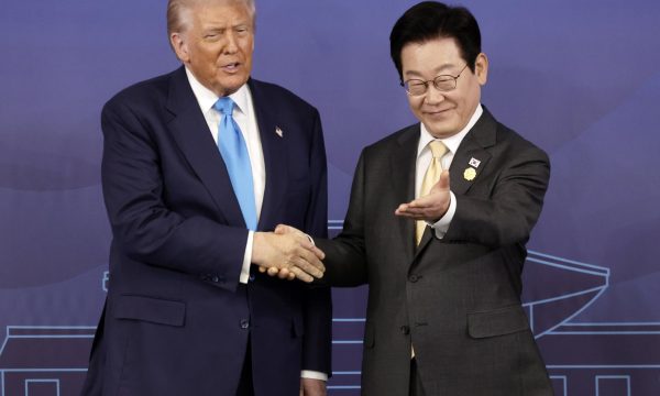 Gyeongju (Korea, Republic Of), 29/10/2025.- South Korean President Lee Jae Myung (R) gestures for US President Donald Trump (L) to take a seat ahead of their talks at the Gyeongju National Museum in Gyeongju, North Gyeongsang Province, southeastern South Korea, 29 October 2025. Trump is in South Korea to attend the Asia-Pacific Economic Cooperation (APEC) forum in the nearby city of Gyeongju. (Corea del Sur)