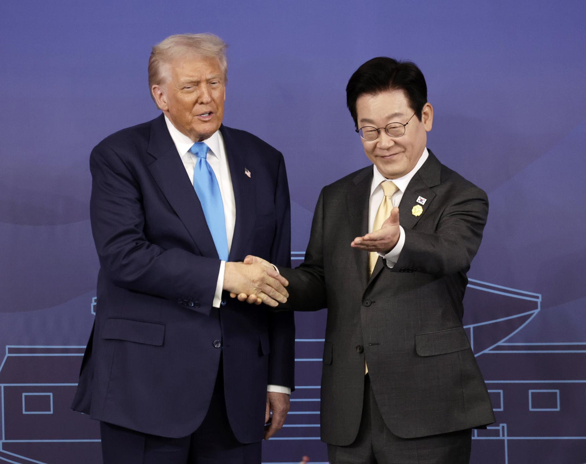 Gyeongju (Korea, Republic Of), 29/10/2025.- South Korean President Lee Jae Myung (R) gestures for US President Donald Trump (L) to take a seat ahead of their talks at the Gyeongju National Museum in Gyeongju, North Gyeongsang Province, southeastern South Korea, 29 October 2025. Trump is in South Korea to attend the Asia-Pacific Economic Cooperation (APEC) forum in the nearby city of Gyeongju. (Corea del Sur)