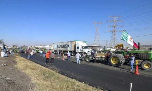 MEX6802. LEÓN (MÉXICO), 27/10/2025.- Agricultores del estado de Guanajuato bloquean la carretera de cuota León-Aguascalientes este lunes, en León (México). Productores y agricultores mexicanos de al menos 17 estados realizaron movilizaciones y bloqueos en distintas carreteras del país para exigir al Gobierno de la presidenta, Claudia Sheinbaum, que garantice un precio mínimo de 7.200 pesos (391,39 dólares) por tonelada de maíz, uno de los cultivos clave en la alimentación de la población.
