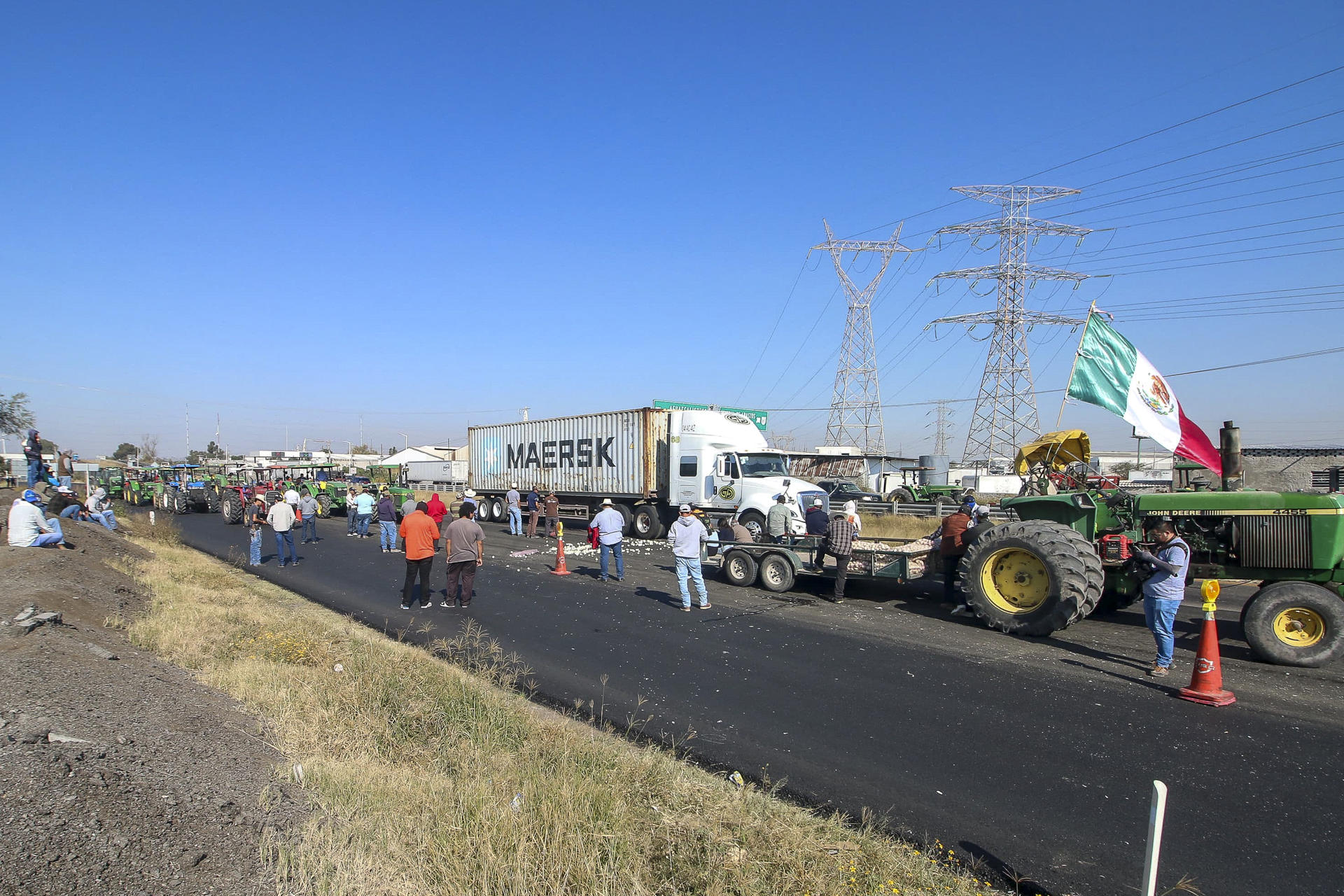 MEX6802. LEÓN (MÉXICO), 27/10/2025.- Agricultores del estado de Guanajuato bloquean la carretera de cuota León-Aguascalientes este lunes, en León (México). Productores y agricultores mexicanos de al menos 17 estados realizaron movilizaciones y bloqueos en distintas carreteras del país para exigir al Gobierno de la presidenta, Claudia Sheinbaum, que garantice un precio mínimo de 7.200 pesos (391,39 dólares) por tonelada de maíz, uno de los cultivos clave en la alimentación de la población.