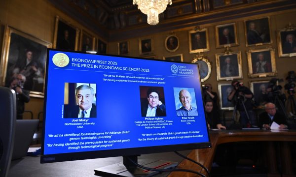 Pantalla con los retratos de Joel Mokyr, Philippe Aghion y Peter Howitt, ganadores del Premio Nobel de Economía 2025, durante el anuncio en Estocolmo.