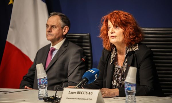 La fiscal de París, Laure Beccuau, confirmó este jueves que cinco personas fueron arrestadas en el marco de la investigación por el robo de joyas del Museo del Louvre, ocurrido el 19 de octubre, en una operación simultánea en el distrito XVI y el departamento de Seine-Saint-Denis.