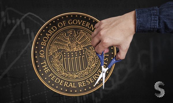 Fed baja tasas y detiene su ajuste