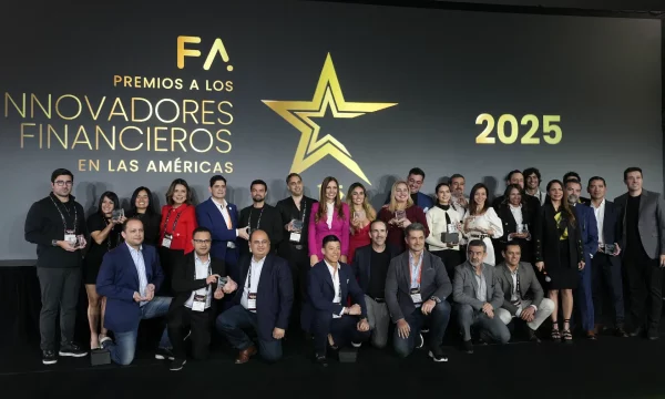 Ganadores de los Premios a los Innovadores Financieros en las Américas 2025 durante la ceremonia organizada por Fintech Americas en Miami.