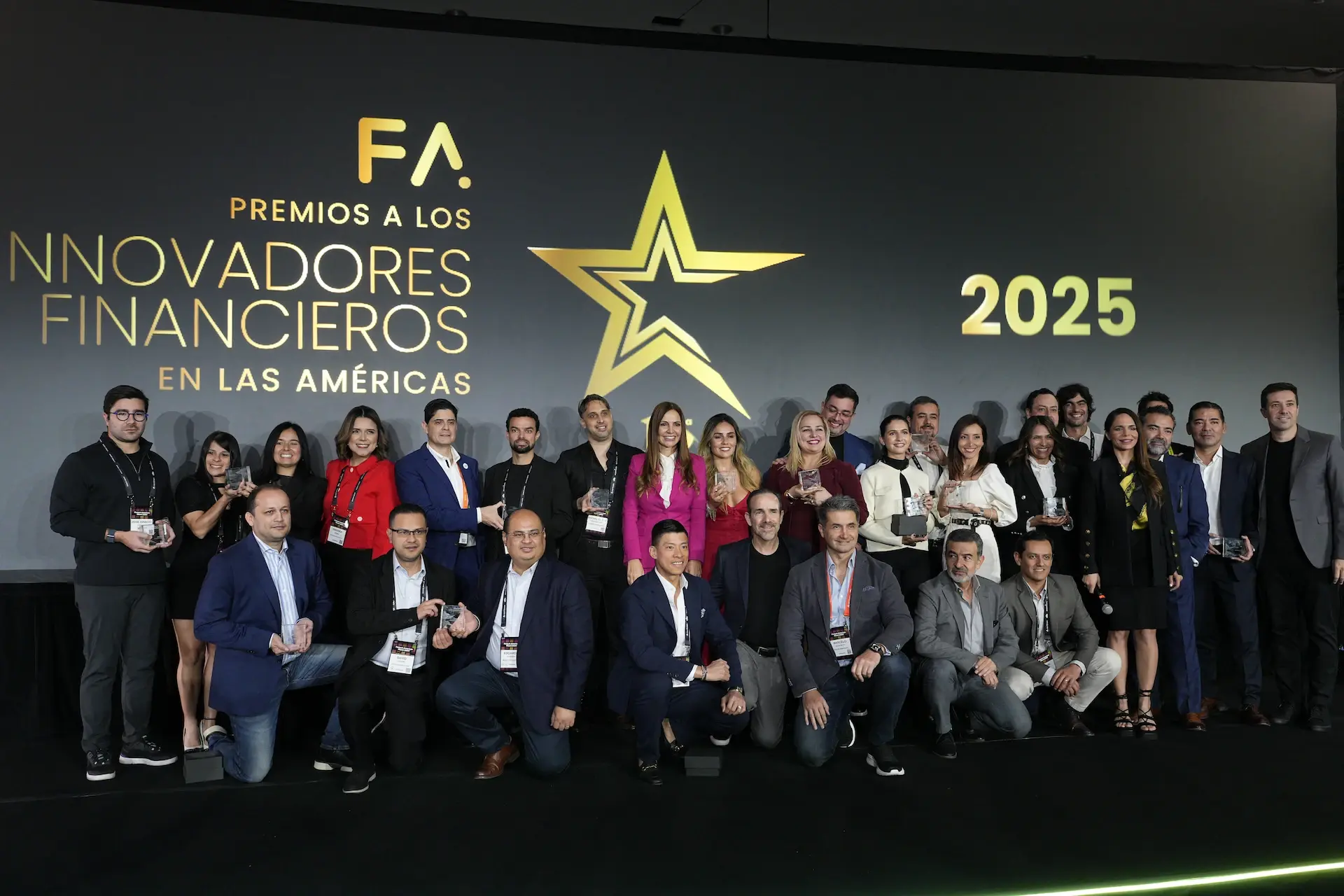 Ganadores de los Premios a los Innovadores Financieros en las Américas 2025 durante la ceremonia organizada por Fintech Americas en Miami.