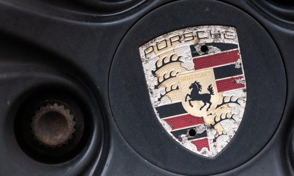 Emblema de Porsche en una llanta de automóvil, fotografiado en Stuttgart, Alemania.