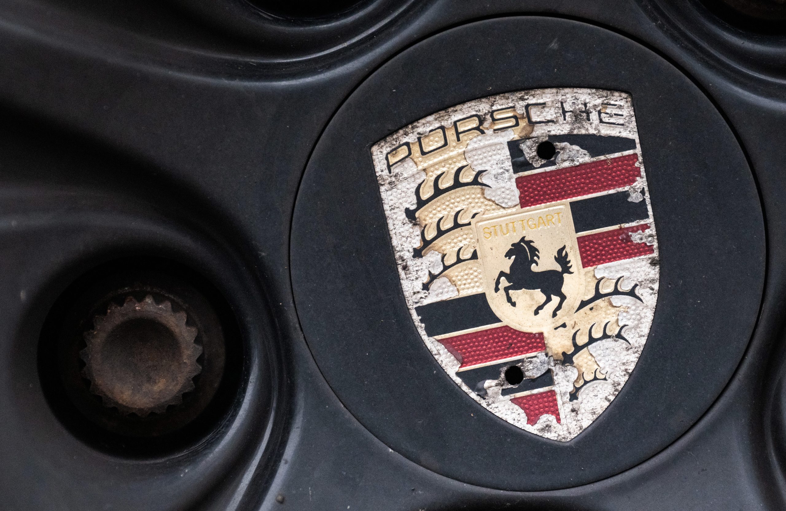 Emblema de Porsche en una llanta de automóvil, fotografiado en Stuttgart, Alemania.