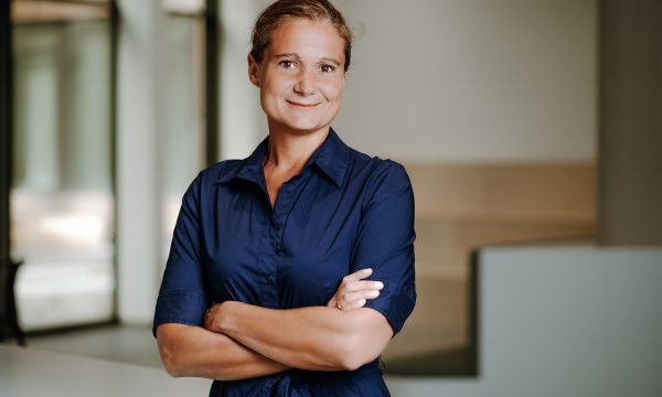 HANDOUT - Marie Jaroni es la primera mujer directora de Thyssenkrupp Steel Europe. Foto: Jennifer Chaaer/Thyssenkrupp/dpa