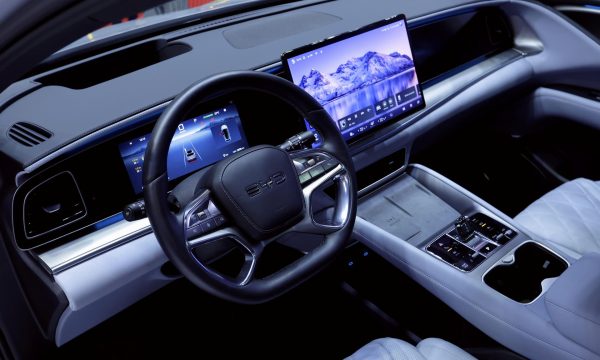 Interior del vehículo eléctrico BYD con panel digital y volante multifunción, exhibido durante la inauguración de la nueva planta de la compañía en Brasil.