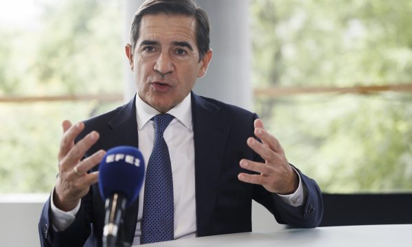 MADRID, 17/10/2025.- El presidente del BBVA, Carlos Torres, ha reconocido este viernes que le ha "sorprendido" el resultado final de la opa sobre el Banco Sabadell, cuya aceptación no ha llegado ni al 26 %, cuando él mismo estaba "absolutamente convencido" de que conseguirían la mayoría del capital de la entidad catalana. En una entrevista con EFE, el banquero ha evitado considerar el resultado un fracaso, pero ha asegurado que se trata de "una oportunidad perdida" para los accionistas, los clientes, los empleados de ambas entidades y también para la sociedad. EFE/ Sergio Pérez