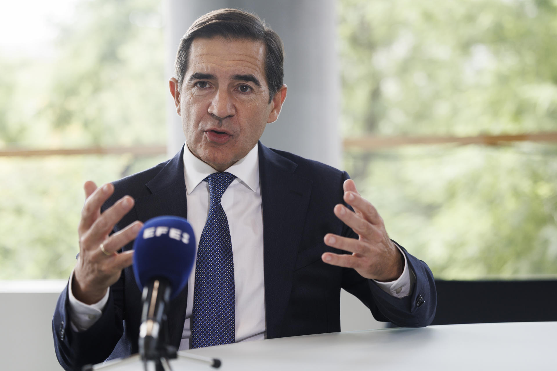 MADRID, 17/10/2025.- El presidente del BBVA, Carlos Torres, ha reconocido este viernes que le ha "sorprendido" el resultado final de la opa sobre el Banco Sabadell, cuya aceptación no ha llegado ni al 26 %, cuando él mismo estaba "absolutamente convencido" de que conseguirían la mayoría del capital de la entidad catalana. En una entrevista con EFE, el banquero ha evitado considerar el resultado un fracaso, pero ha asegurado que se trata de "una oportunidad perdida" para los accionistas, los clientes, los empleados de ambas entidades y también para la sociedad. EFE/ Sergio Pérez