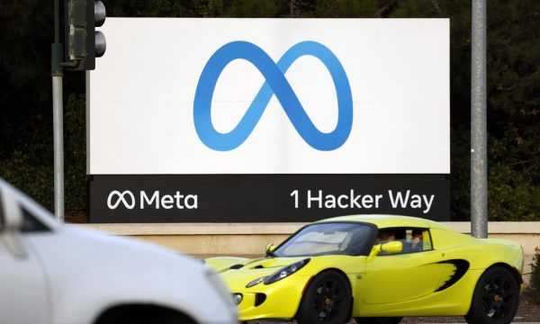 Fotografía de archivo del 7 de enero de 2025 que muestra un cartel de Meta frente a la sede de la empresa en Menlo Park, California, (EE. UU.).