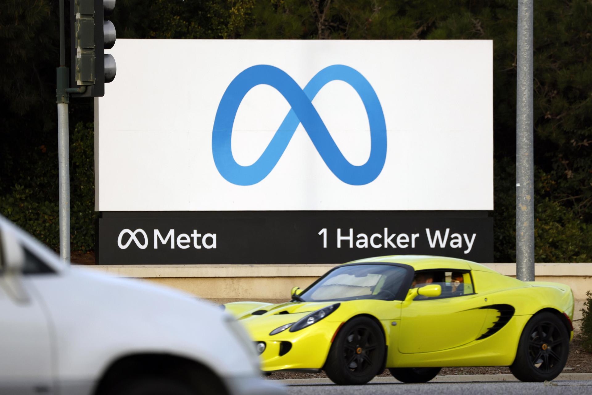 Fotografía de archivo del 7 de enero de 2025 que muestra un cartel de Meta frente a la sede de la empresa en Menlo Park, California, (EE. UU.).