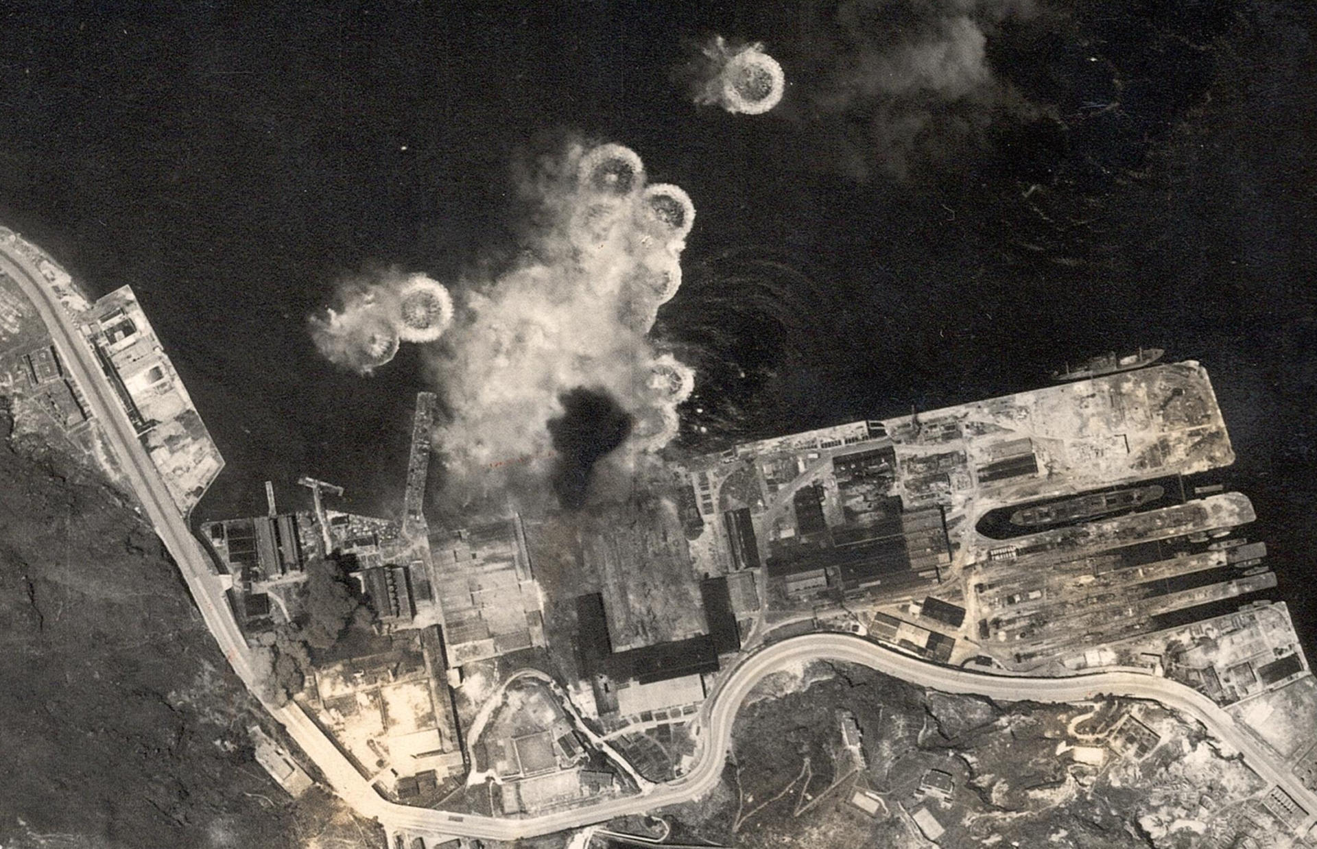 AME4693. HONG KONG (CHINA), 02/10/2025.- Fotografía aérea cedida por Hong Kong Spatial History Project / Hong Kong Baptist University de bombardeos sobre Hong Kong durante la II Guerra Mundial. Un centenar de fotografías aéreas inéditas de Hong Kong, tomadas entre 1941 y 1945, se exhiben por primera vez para documentar los bombardeos de la Segunda Guerra Mundial, similares al que provocó el hallazgo reciente de una bomba de 454 kilogramos en Quarry Bay, que obligó a evacuar a 6.000 personas. EFE/ Hong Kong Spatial History Project / Hong Kong Baptist University /SOLO USO EDITORIAL/ NO VENTAS/ SOLO DISPONIBLE PARA ILUSTRAR LA NOTICIA QUE ACOMPAÑA (CRÉDITO OBLIGATORIO)