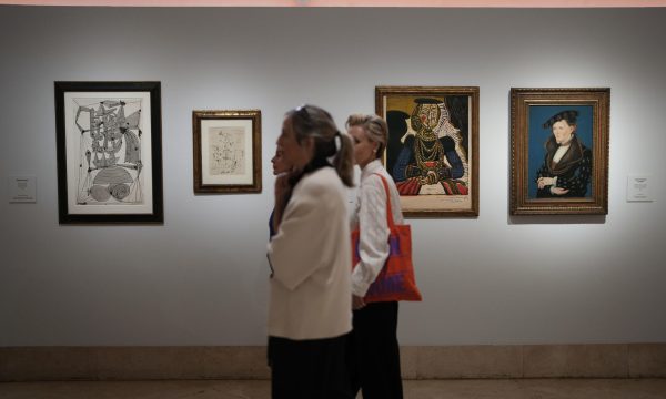 Visitantes observan obras en una galería, estudio demuestra que reduce el estrés.