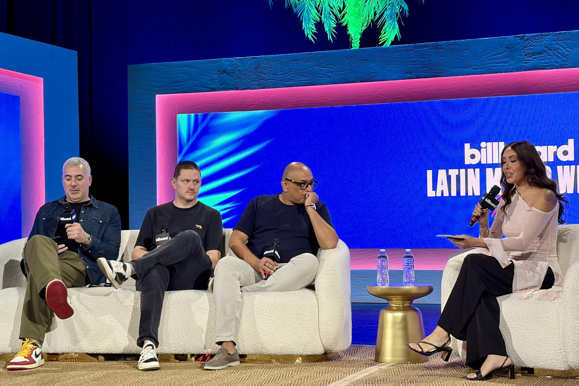 USA5678. MIAMI (FL, EEUU), 20/10/2025.- De izquierda a derecha, el agente musical de Creative Artists Agency (CAA), Mac Clark, el director de festivales de OCESA, Leizer Guss, y el promotor de giras globales de Live Nation, Jorge García, hablan con la editora sénior de Latin Billboard, Griselda Flores, en el marco de la Semana de la Música Latina de Billboard este lunes, en Miami (Estados Unidos). Ejecutivos de la música destacaron que México es ahora "el mercado más importante" para conciertos y giras globales de artistas por su base de fans, tener el mayor número de festivales per cápita y su infraestructura, durante la Semana de la Música Latina Billboard 2025.
