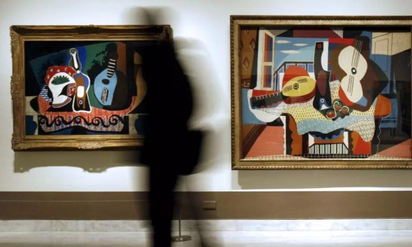Dos obras de Pablo Picasso expuestas en un museo, entre ellas Naturaleza muerta con guitarra.