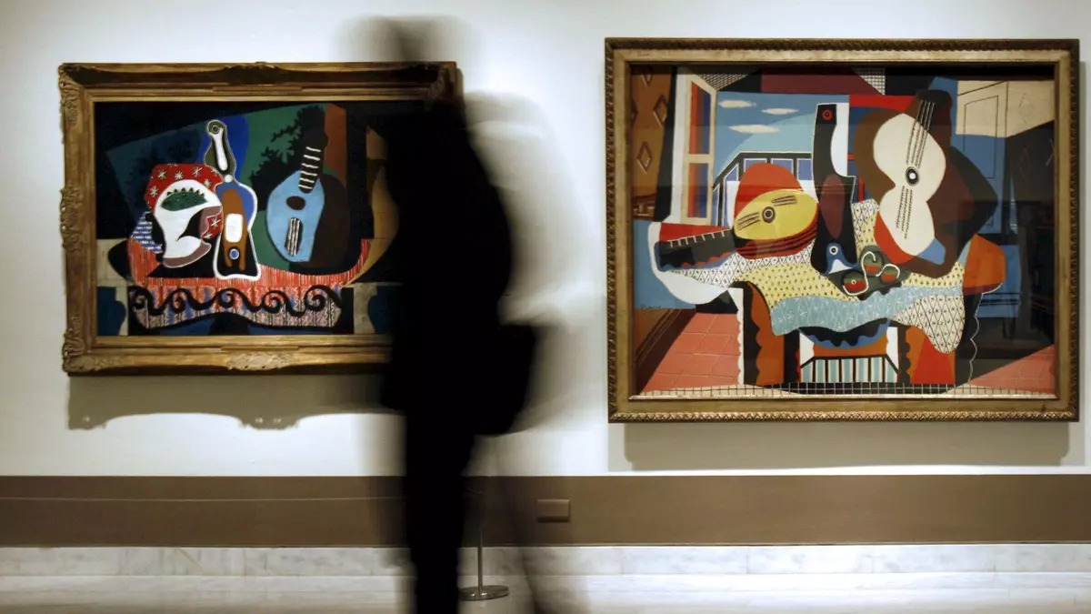 Dos obras de Pablo Picasso expuestas en un museo, entre ellas Naturaleza muerta con guitarra.