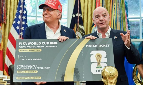 Presentación simbólica de una entrada para la final del Mundial 2026