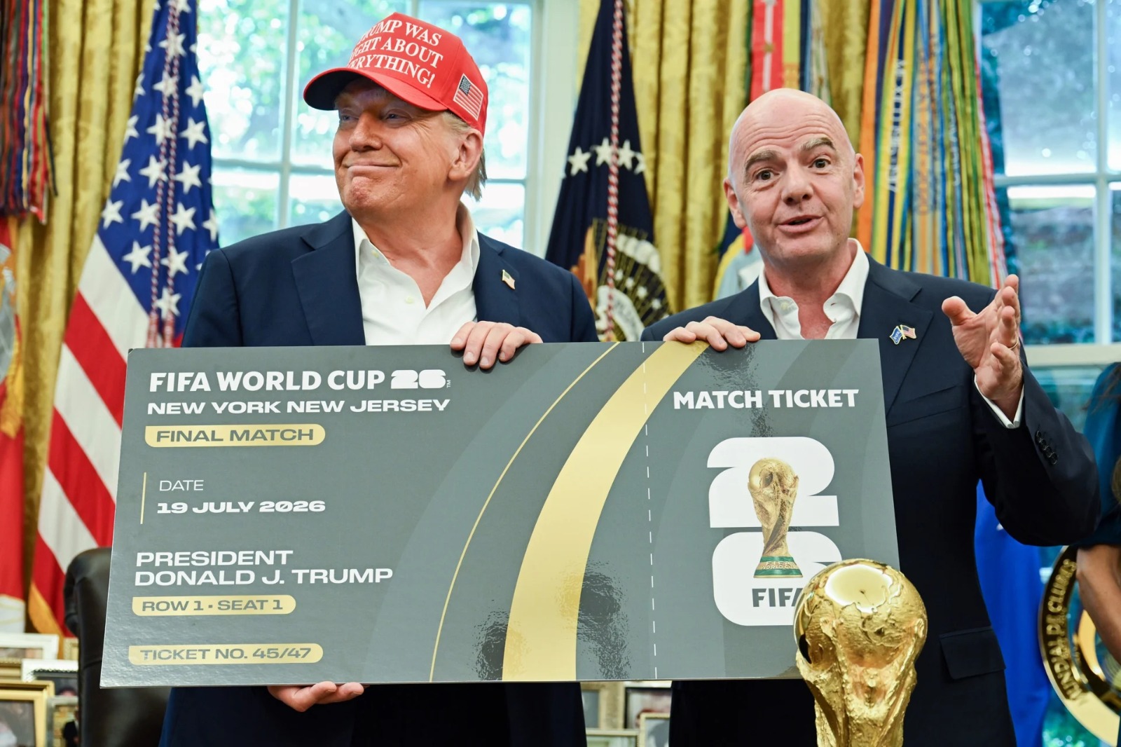 Presentación simbólica de una entrada para la final del Mundial 2026