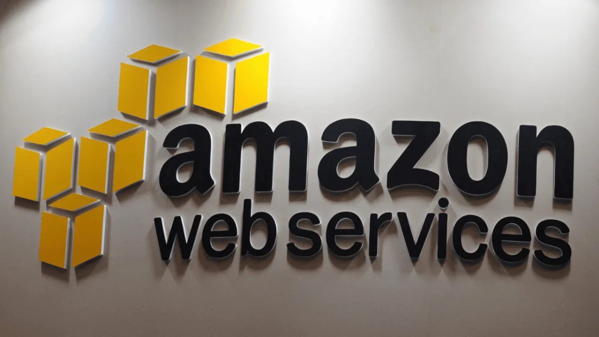 Logo de Amazon Web Services (AWS), la red de servidores en la nube afectada por una caída global que impactó a plataformas como Netflix, Microsoft y Fortnite.