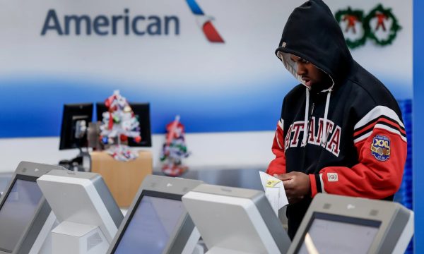 Pasajero realiza el check-in en un mostrador de autoservicio de American Airlines en Estados Unidos.