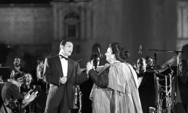 La soprano española Montserrat Caballé y el cantante de rock británico Freddie Mercury en una imagen de archivo interpretan el tema "Barcelona", compuesto por el líder de "Queen", en un concierto organizado por el Comité Organizador Olímpico Barcelona'92 (COOB). EFE/Micky Ribera /Albert Olivé.