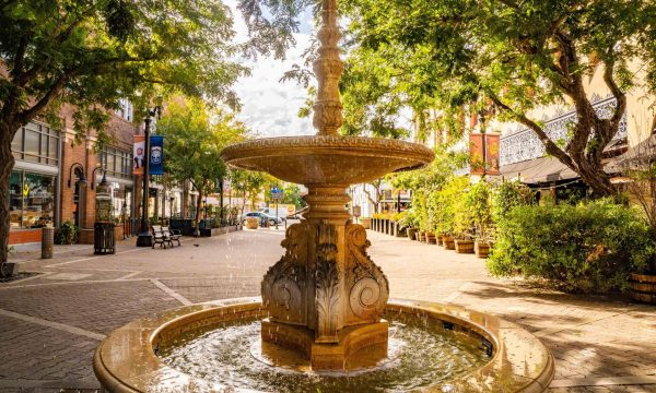 A menos de un año del inicio del Mundial de Fútbol 2026, que se celebrará en Estados Unidos, México y Canadá, la ciudad estadounidense de Santa Ana, en el condado de Orange, California, se prepara para recibir a miles de aficionados. EFE/ Travel Santa Ana