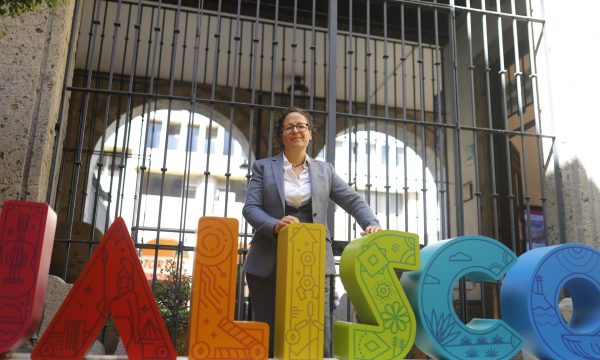 MEX8131. GUADALAJARA (MÉXICO), 09/11/2025.- La secretaria de Turismo de Jalisco, Michelle Fridman, posa durante una entrevista con EFE este sábado, en la ciudad de Guadalajara en Jalisco (México). Con 90.000 habitaciones y 12 hoteles nuevos, el estado de Jalisco, oeste de México, se prepara para recibir a unos tres millones de visitantes extranjeros que llegarán a su capital, Guadalajara, para asistir a los partidos de la Copa del Mundo 2026, dijo Fridman.