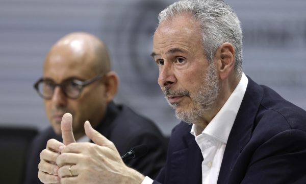 AME7693. BELÉM (BRASIL), 10/11/2025.- El presidente de la cumbre, el brasileño André Corrêa do Lago (d), y el secretario ejecutivo de la ONU para el Cambio Climático, Simon Stiell, participan en una rueda de prensa este lunes, en Belém (Brasil). La trigésima Conferencia de las Naciones Unidas sobre Cambio Climático (COP30) comenzó con optimismo en la ciudad brasileña de Belém tras la aprobación de la agenda de trabajo por consenso, un hecho considerado fundamental para "destrabar" las negociaciones iniciales. EFE/André Coelho