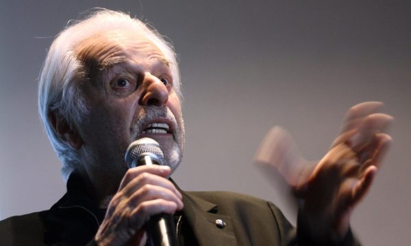 MEX9658. BOGOTÁ (COLOMBIA), 27/11/2025.- Fotografía de archivo del 1 de diciembre de 2011 del creador escénico chileno Alejandro Jodorowsky durante una conferencia en Puebla (México). "En virtud de la profunda huella que ha dejado en el arte de México mediante la osadía, la libertad creativa y la experimentación que caracterizan sus numerosas creaciones, que cautivan a públicos de diversas generaciones", el Gobierno mexicano le otorgó a Jodorowsky la Medalla Bellas Artes 2025, en la categoría de Teatro.