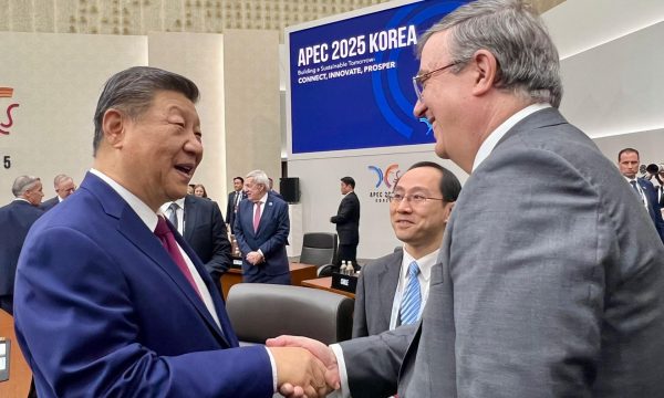 GYEONGJU (COREA DEL SUR) 31/10/2025.- El secretario de Economía mexicano, Marcelo Ebrard (d), saluda al presidente de China, Xi Jinping, este viernes que el Foro de Cooperación Asia Pacífico (APEC). EFE/Delegación mexicana en la APEC