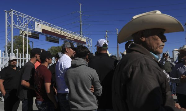 MEX9382. CIUDAD JUÁREZ (MÉXICO), 24/11/2025.- Personas bloquean El Puente Internacional Zaragoza durante una protesta en contra de la nueva Ley de Aguas Nacionales este lunes, en Ciudad Juárez (México). Agricultores en el norte de México se sumaron al bloqueo nacional con el cierre del acceso a varias aduanas fronterizas con Estados Unidos, en protesta contra los altos costos de producción, la falta de apoyos energéticos y el riesgo que representa la nueva Ley de Aguas Nacionales.
